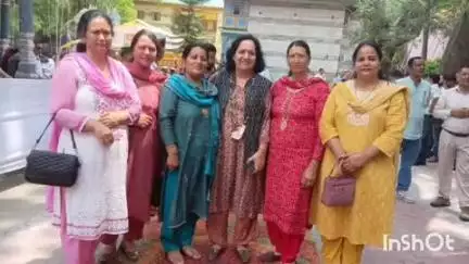ननखड़ी: ननखड़ी क्षेत्र की महिलाओं ने स्वर्गीय वीरभद्र सिंह को श्रद्धांजलि दी, रानी प्रतिभा सिंह से की मुलाकात