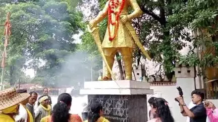पेण्ड्रा रोड गौरेला: वीरांगना रानी दुर्गावती की 462वीं जयंती के उपलक्ष्य में आदिवासी समाज ने कोर्ट तिराहे में पूजा-अर्चना कर किया कार