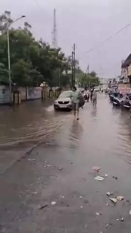 सारंगपुर: सारंगपुर में बारिश से अस्पताल रोड पर भरा पानी, नगर परिषद के आपदा प्रबंधन की खुली पोल