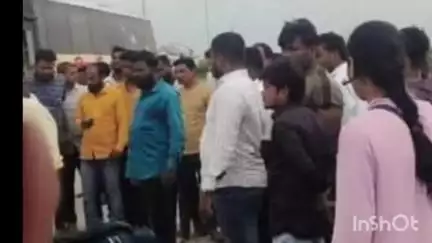 चाकूर: लातूर नांदेड महामार्ग वर चाकूर जवळ दुचाकी स्वाराचा भीषण अपघात माजी आमदार रोहिदास चव्हाण यांनी केली तातडीने मदत