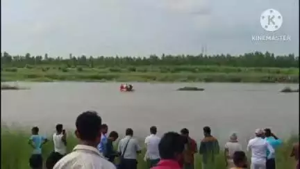 বিষ্ণুপুর: বিষ্ণুপুরে নবম শ্রেণীর ৮বন্ধু মিলে স্কুল থেকে দারকেশ্বর নদীর তীরে ঘুরতে যায়,৩ বন্ধু জলে স্নান করতে নেমে জলে তলিয়ে যায়