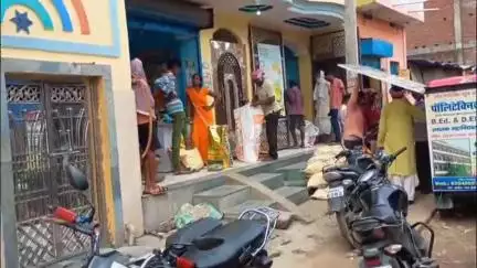 डोभी: मानसून की वर्षा शुरू होते ही डोभी में बीज की दुकान पर उमड़ी किसानों की भारी भीड़
