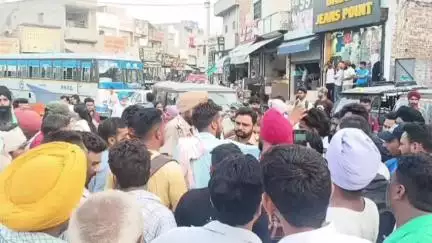 ਮਾਨਸਾ: ਮਾਨਸਾ ਬੱਸ ਸਟੈਂਡ ਤੇ ਟਰੈਫਿਕ ਅਧਿਕਾਰੀ ਵੱਲੋਂ ਪੀਆਰਟੀਸੀ ਬੱਸ ਦਾ ਚਲਾਨ ਕੱਟਣ ਦੇ ਰੋਸ ਵੱਜੋਂ ਪੀਆਰਟੀਸੀ ਬੱਸ ਚਾਲਕਾਂ ਵੱਲੋਂ ਕੀਤਾ ਰੋਡ ਜਾਮ