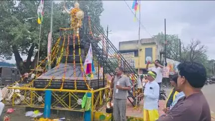 सिवनी: रानी दुर्गावती की पुण्यतिथि पर आदिवासी समाज ने प्रतिमा स्थल पर किया श्रद्धांजलि कार्यक्रम का आयोजन