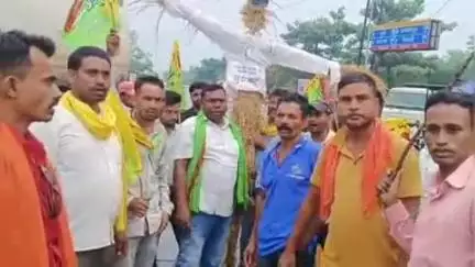 गोला: डुमरी MLA के खिलाफ आपत्तिजनक भाषा प्रयोग करने पर जेएलकेएम कार्यकर्ताओं ने मांडू MLA का गोला में पुतला फूंका