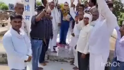 श्योपुर: विधायक के नेतृत्व में दूसरे दिन संविधान सत्याग्रह, ढोढर ब्लॉक के माधो का डेरा में हुई परिचर्चा