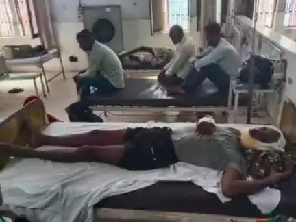 फतेहपुर: हुसैनगंज के डोलेपुर के समीप अनियंत्रित बाइक सवार ने खड़े ट्रैक्टर से टकराई, बाइक चालक घायल होकर अस्पताल में भर्ती