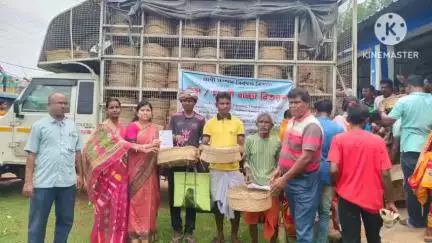 নয়াগ্রাম: গ্রামীণ অর্থনীতি ও আত্ম-কর্মসংস্থানের জন্য নয়াগ্রাম ব্লকের প্রানী সম্পদ বিকাশ দপ্তরের উদ্যোগে বিতরণ করা মুরগি