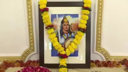बैरसिया: भोपाल राजभवन में राज्यपाल मंगुभाई पटेल ने वीरांगना रानी दुर्गावती के चित्र पर किया माल्यार्पण