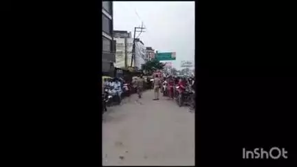 वीवीआईपी में फंसे एंबुलेंस को रास्ता देकर अधिकारियों ने पेश की इंसानियत, वीडियो हुआ वायरल