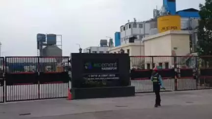 हमीरपुर: सुमेरपुर में अवैध असलहों के दम पर सीमेंट फैक्टरी से ट्रक ले जाने की शिकायत पुलिस अधीक्षक से की गई