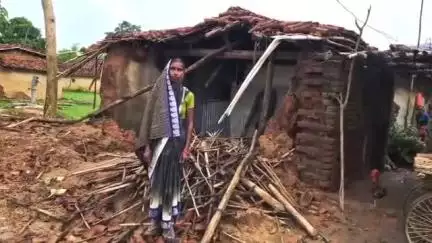 सिमरिया: मूसलाधार बारिश से बदबिघा गांव में गरीब परिवार का कच्चा मकान गिरा, मदद की गुहार