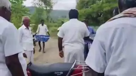 ஊத்தங்கரை: எக்கூர் பகுதியில் நிலத்தில் பராமரிப்பு பணி மேற்கொள்ள சென்றவர்களைகொடுவாளால் தாக்க வந்த உறவினரால் பரபரப்பு #வைரல்