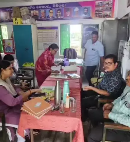 ସୋନପୁର: ବିଶୀମୁଣ୍ଡା ସରକାରୀ ଉଚ୍ଚ ପ୍ରାଥମିକ ବିଦ୍ୟାଳୟ ପରିଦର୍ଶନ କଲେ ଗୋଷ୍ଠୀ ଶିକ୍ଷାଧିକାରୀ