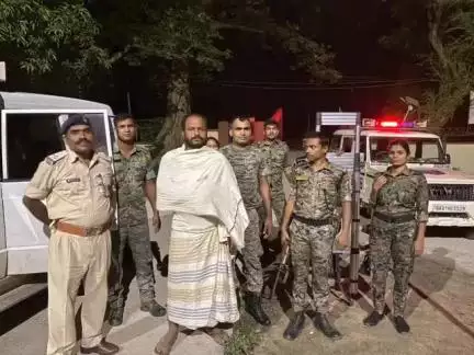 परबत्ता: मड़ैया थाना पुलिस ने दुष्कर्म के आरोपी को गिरफ्तार कर महिला थाना पुलिस को सौंपा