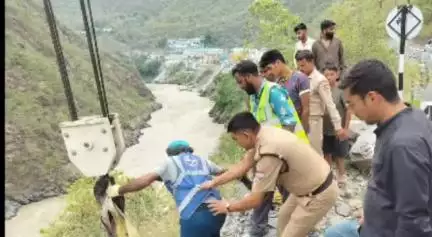 पौड़ी: पौड़ी-देवप्रयाग मोटर मार्ग पर सौड़ के समीप स्कूटी खाई में गिरी, बड़ा हादसा टला