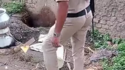मोदनगंज: चंदहरिया महादलित टोला से पुलिस ने 15 लीटर देशी शराब बरामद की