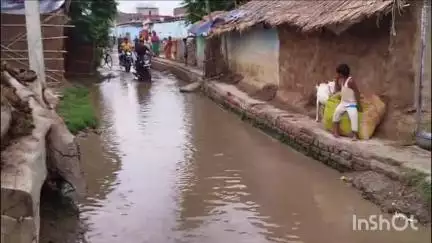 घोड़ासहन: घोड़ासहन के श्रीपुर में बरसात के पानी से सड़क तालाब में तब्दील, राहगीर एवं स्थानीय लोग परेशान