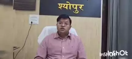 श्योपुर: कियोस्क पर बैंकिंग सेवा के लिए निर्धारित शुल्क ही लें: कलेक्टर, अधिक शुल्क लेने पर होगी कार्रवाई
