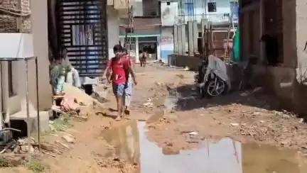 टीकमगढ़: वार्ड नंबर 10 में जलभराव, सड़क न होने के कारण बच्चे बड़े परेशान, नहीं हो रहा विकास #jansamasya