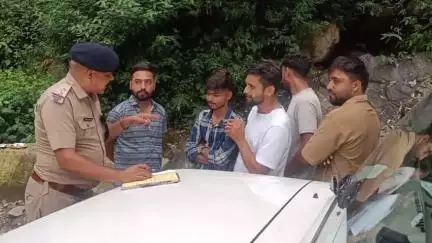 टिहरी: ऑपरेशन लगाम के तहत टिहरी पुलिस ने गुजराड़ा सड़क मार्ग पर चेकिंग के दौरान चार हुड़दंगियों पर की कार्रवाई