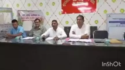 मदनपुर: बहुउद्देशीय भवन मदनपुर में 20 सूत्री की बैठक आयोजित, अधिकारियों की गैर मौजूदगी रहा मुद्दा