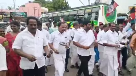 திருக்கழுக்குன்றம்: அதிமுக சார்பில் திமுக ஆட்சியில் நடைபெற்ற கொலை கொள்ளை உள்ளிட்டவைகளை உள்ளடக்கிய துண்டு பிரசுரம் நகராட்சி பகுதியில் வழங்கப்பட்டது