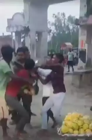 नवाबगंज: मसौली थाना क्षेत्र में दो बाइकों की टक्कर के बाद हाईवे पर हुई मारपीट, वीडियो हुआ वायरल