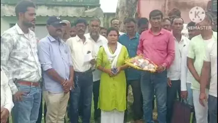 রঘুনাথপুর ২: সদ্য নির্বাচিত পুরুলিয়া জেলা মহিলা তৃণমূলের সভানেত্রী মীনু বাউরিকে মৌতড়ের দলীয় কার্যালয়ে সম্বর্ধনা জানানো হল