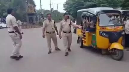 ఆటో డ్రైవర్లకు రవాణా శాఖ అధికారులు హెచ్చరికలు