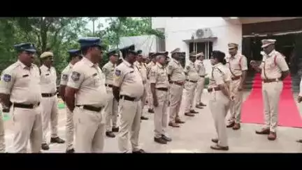 జడ్చర్ల: బాల్ నగర్ పోలీస్ స్టేషన్ ను  ఆకస్మిక తనిఖీ నిర్వహించిన జిల్లా ఎస్పీ జానకి