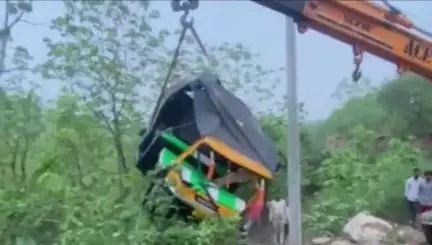बांसवाड़ा: समाई माता घाटी में सोमवार को ऑटो पलटने की घटना के बाद ग्रामीणों ने मौके पर किया धरना प्रदर्शन