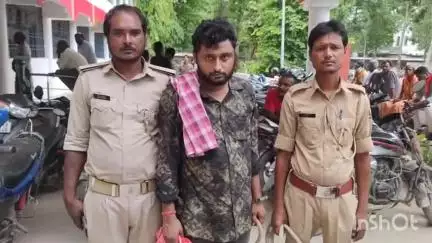 शंकरपुर: हिरोलवा गांव में पुलिस ने स्मैक कारोबारी चंदन कुमार को छापामारी कर किया गिरफ्तार, न्यायालय में पेश