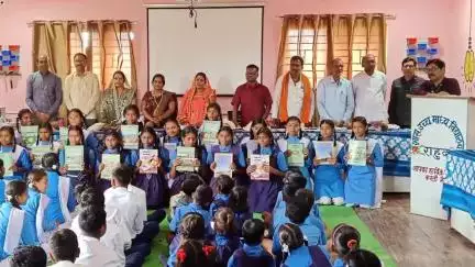 गुण्डरदेही: शासकीय उच्चतर माध्यमिक विद्यालय राहुद में संकुल स्तरीय शाला प्रवेश उत्सव कार्यक्रम में बच्चों को पुस्तकें वितरित की गईं