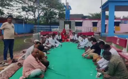 सीहोर नगर: दलित बस्ती अंबेडकर नगर पहुंचकर कांग्रेस कार्यकर्ताओं ने खाया खाना, दिया समरसता का संदेश