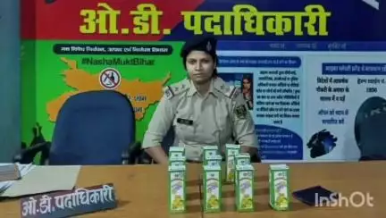 रामगढ़: लवेदहां शराब कांड के फरार अभियुक्त को पकड़ने गई पुलिस ने अभियुक्त के घर से 10 पीस शराब किया ज़ब्त