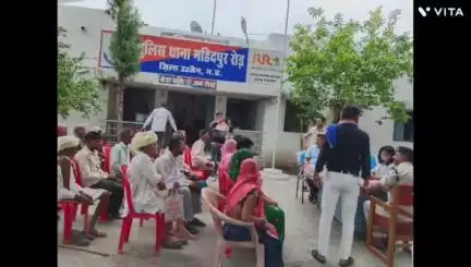 महिदपुर: ज़मीन विवाद की शिकायतों के लिए थाना परिसर में एसडीओपी ने लगाया शिविर