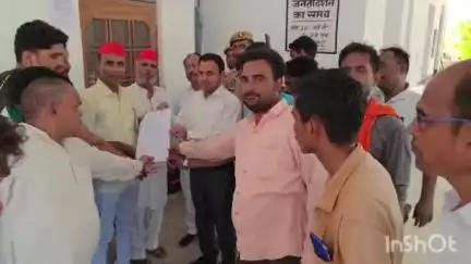 छिबरामऊ: तहसील परिसर में SP पार्टी के कार्यकर्ताओं ने NH 34 के अधिकारियों को कट बंद कराने के खिलाफ ज्ञापन सौंपा