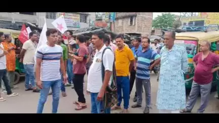 হাসনাবাদ: কালিগঞ্জে বোমের আঘাতে শিশুর মৃত্যুর প্রতিবাদে হাসনাবাদে রাস্তা অবরোধ ও বিক্ষোভ SFI ও DYFI এর পক্ষ থেকে