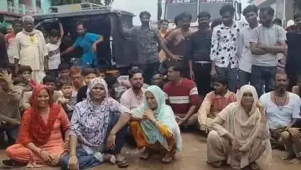 खरगापुर: खरगापुर में नाली निर्माण अधूरा होने से परेशान लोगों ने काम छोड़ सड़क पर लगाया जाम