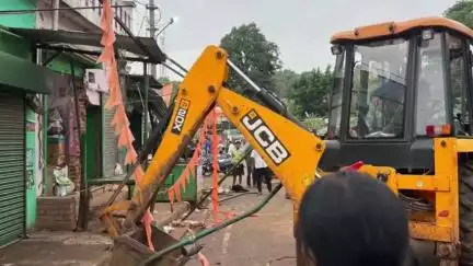 କୋରାପୁଟ ସହର: କୋରାପୁଟ ପୈାର ପରିଷଦର ଗୁଣ୍ଡିଚା ମନ୍ଦିର ଛକ ନିକଟରେ ପ୍ରଶାସନ ପକ୍ଷରୁ ଜବର ଦଖଲ ଉଛେଦ