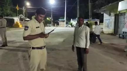 పెద్దపల్లి: సుల్తానాబాద్ పట్టణంలో వాహన తనిఖీలు డ్రంక్ అండ్ డ్రైవ్ నిర్వహించిన సుల్తానాబాద్ ఎస్ఐ శ్రావణ్ కుమార్