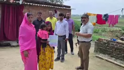 नौतनवा: भगवानपुर गांव में कुपोषित बच्ची को एनआरसी संस्थान में भर्ती कराने के लिए परिवार से मिले सीएम फेलो