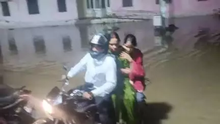 प्रतापगढ़: पट्टी का सामुदायिक स्वास्थ्य केंद्र बारिश के बाद तालाब में हुआ तब्दील, लोगों को हो रही है परेशानी #jansamasya