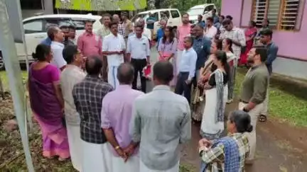 വെള്ളരിക്കുണ്ട്: ഈസ്റ്റ് എളേരി കുണ്ടാരത്തെ കേരളത്തിലെ ആദ്യ നീരുറവയധിഷ്ഠിത നീർത്തട വികസന പദ്ധതി കളക്ടറും സംഘവും സന്ദർശിച്ചു