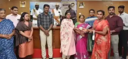 தஞ்சாவூர்: திருநங்கைகளுக்கு விலை இல்லா வீட்டு மனை பட்டாக்களை கலெக்டர் அலுவலகத்தில் வழங்கினார்
