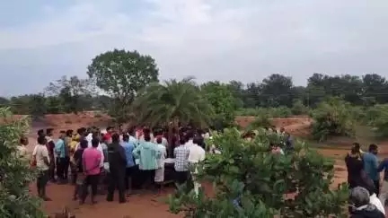 चारामा: सुरक्षा गार्ड की हार्ट अटैक से हुई मौत, गृह ग्राम मुड़खुसरा में दी गई अंतिम विदाई