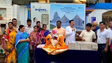দাঁতন ২: দাঁতন দুই ব্লক অফিসে দীঘার জগন্নাথ মন্দিরের প্রসাদ প্রদান করা হলো, উপস্থিত বিডিও