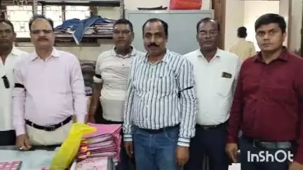 सासाराम: सासाराम अनुसचिवीय कर्मचारी संघ ने दूसरे दिन भी काला पट्टी बांधकर सरकारी सभी दफ्तरों में किया कार्य