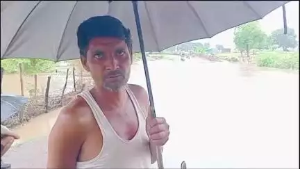 चंदेरी: ग्रामवाकलपुर की मुख्य सड़क पर जलभराव हो जाने के कारण 8 गांव के ग्रामवासी नहीं आ पाते इलाज के लिए चंदेरी #jansamasya